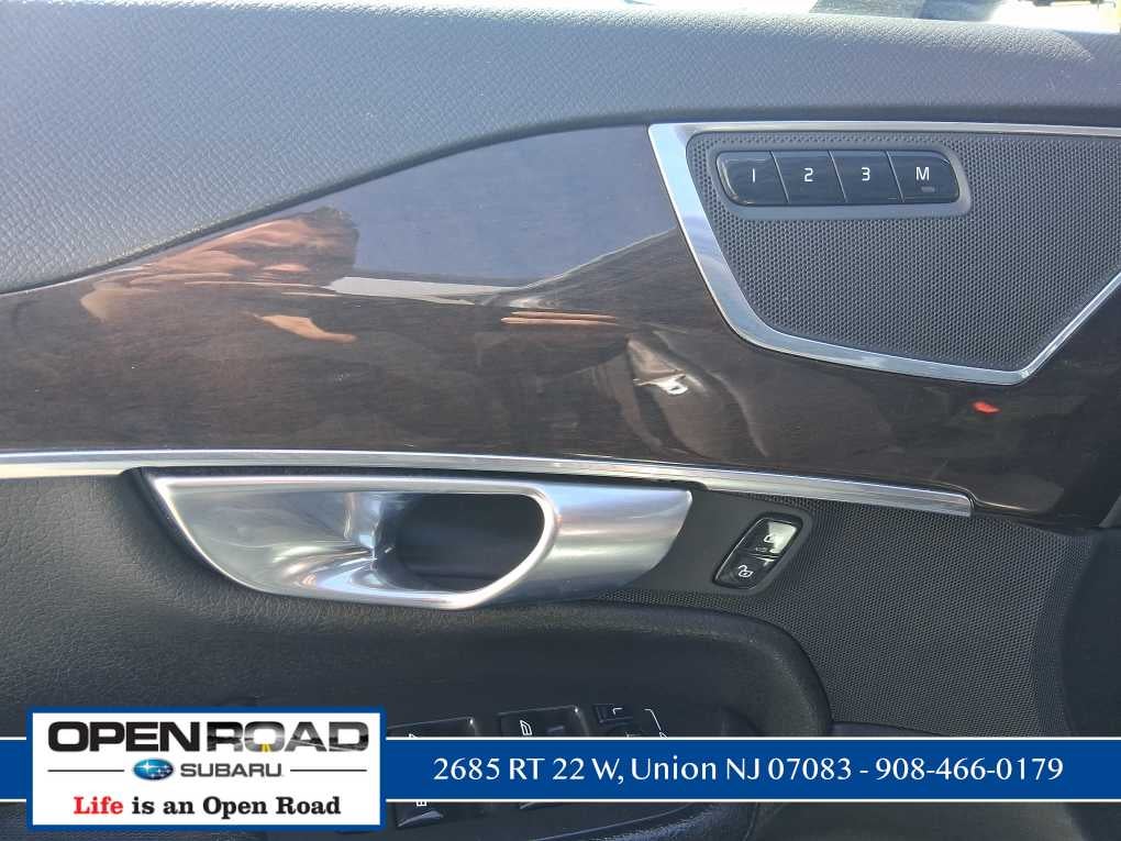 2016 Volvo XC90 T6 Momentum